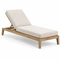 Tumbona de madera con cojines beige